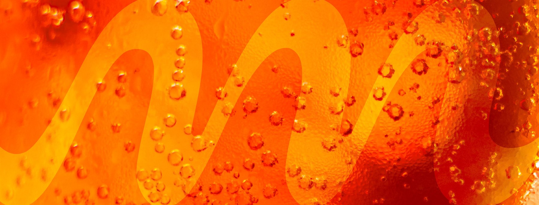 Vague fluide sur un liquide ambre perle.