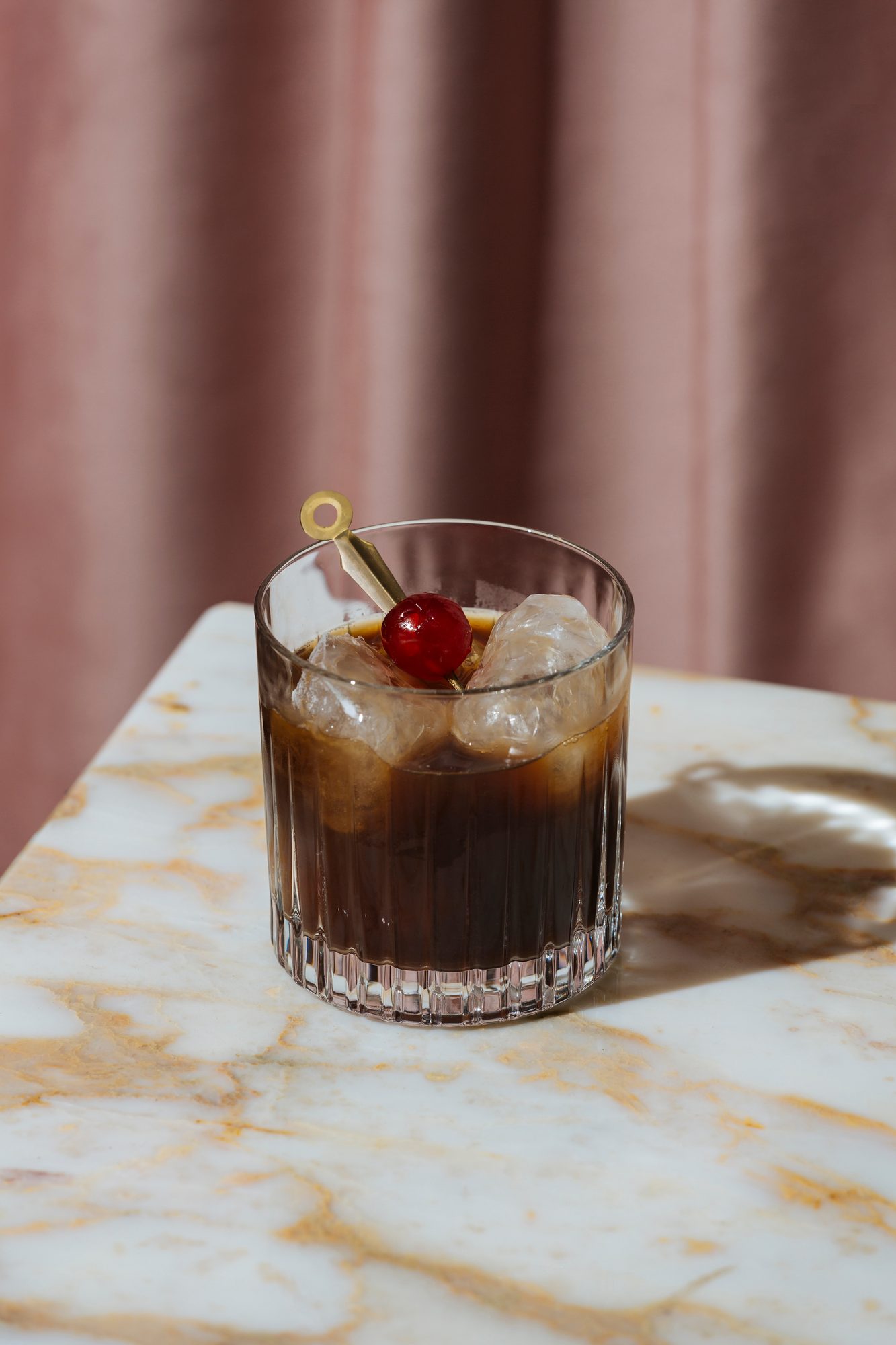 Mocktail sombre en verre flute.